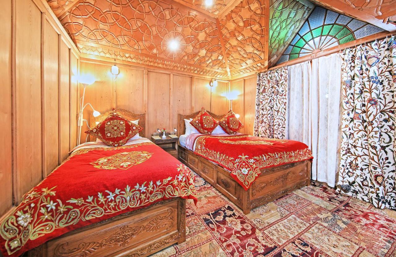Kolu Group Of Houseboats Hotel Srinagar  Bagian luar foto