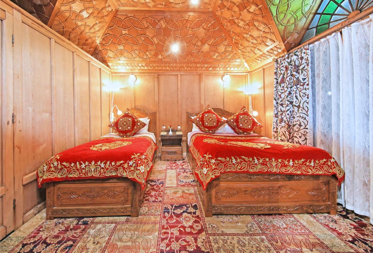 Kolu Group Of Houseboats Hotel Srinagar  Bagian luar foto