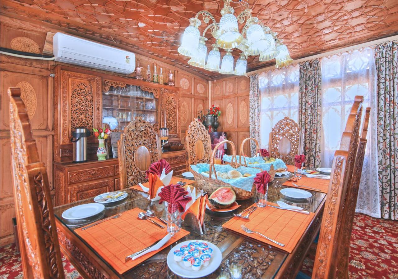 Kolu Group Of Houseboats Hotel Srinagar  Bagian luar foto