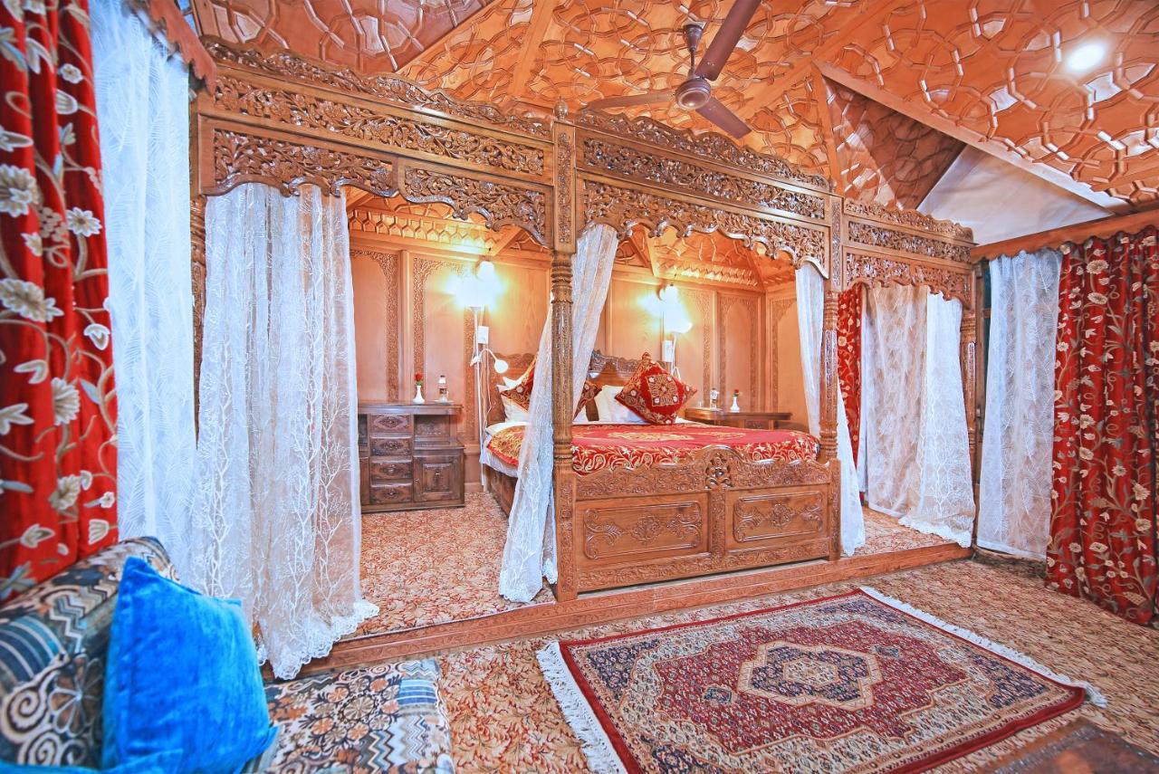 Kolu Group Of Houseboats Hotel Srinagar  Bagian luar foto