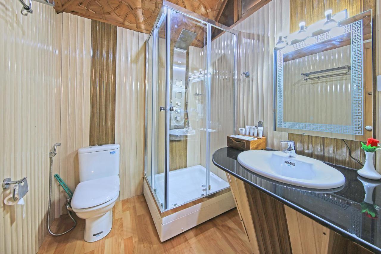 Kolu Group Of Houseboats Hotel Srinagar  Bagian luar foto