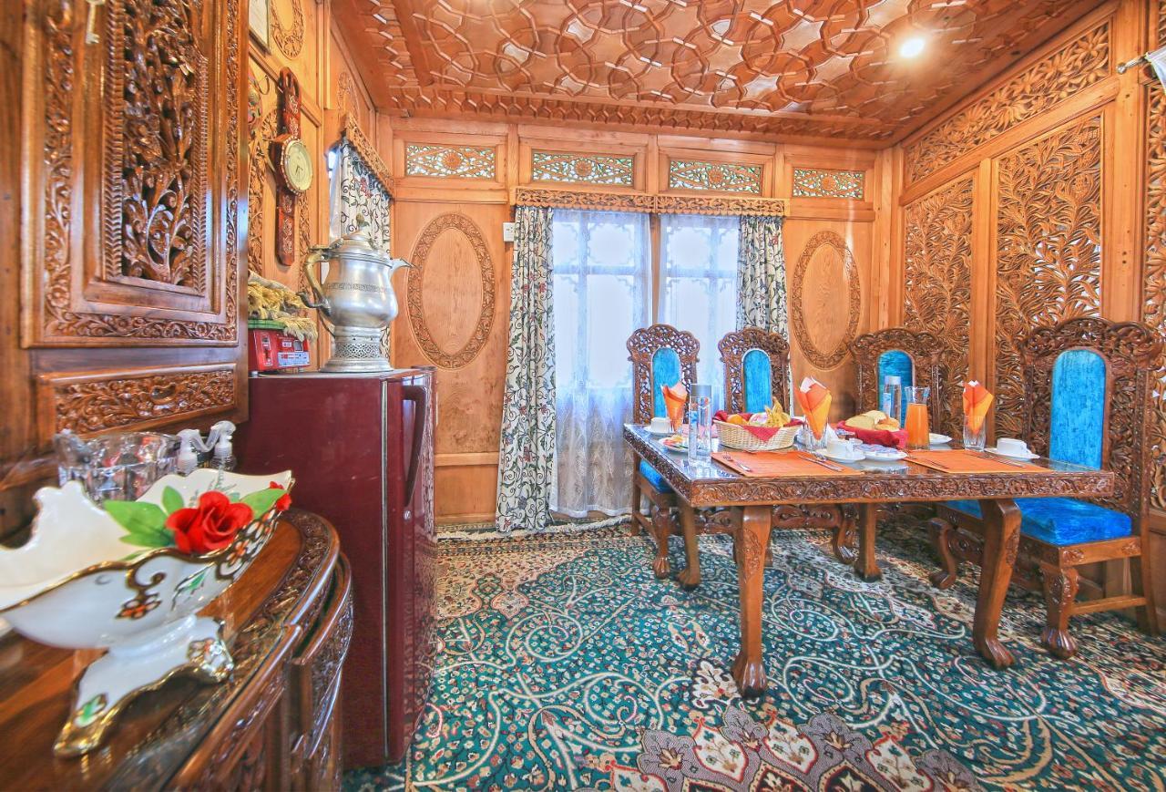 Kolu Group Of Houseboats Hotel Srinagar  Bagian luar foto