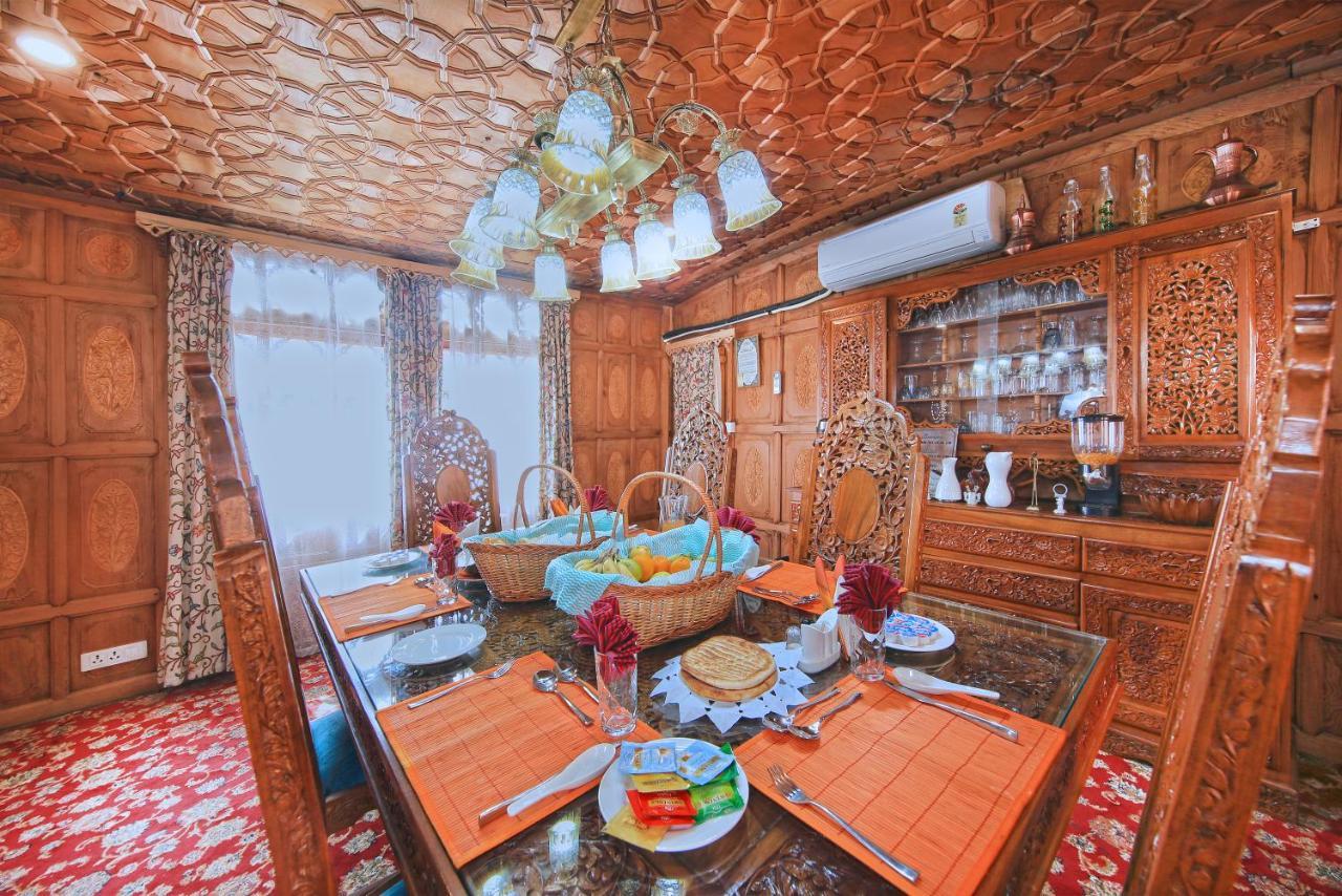 Kolu Group Of Houseboats Hotel Srinagar  Bagian luar foto
