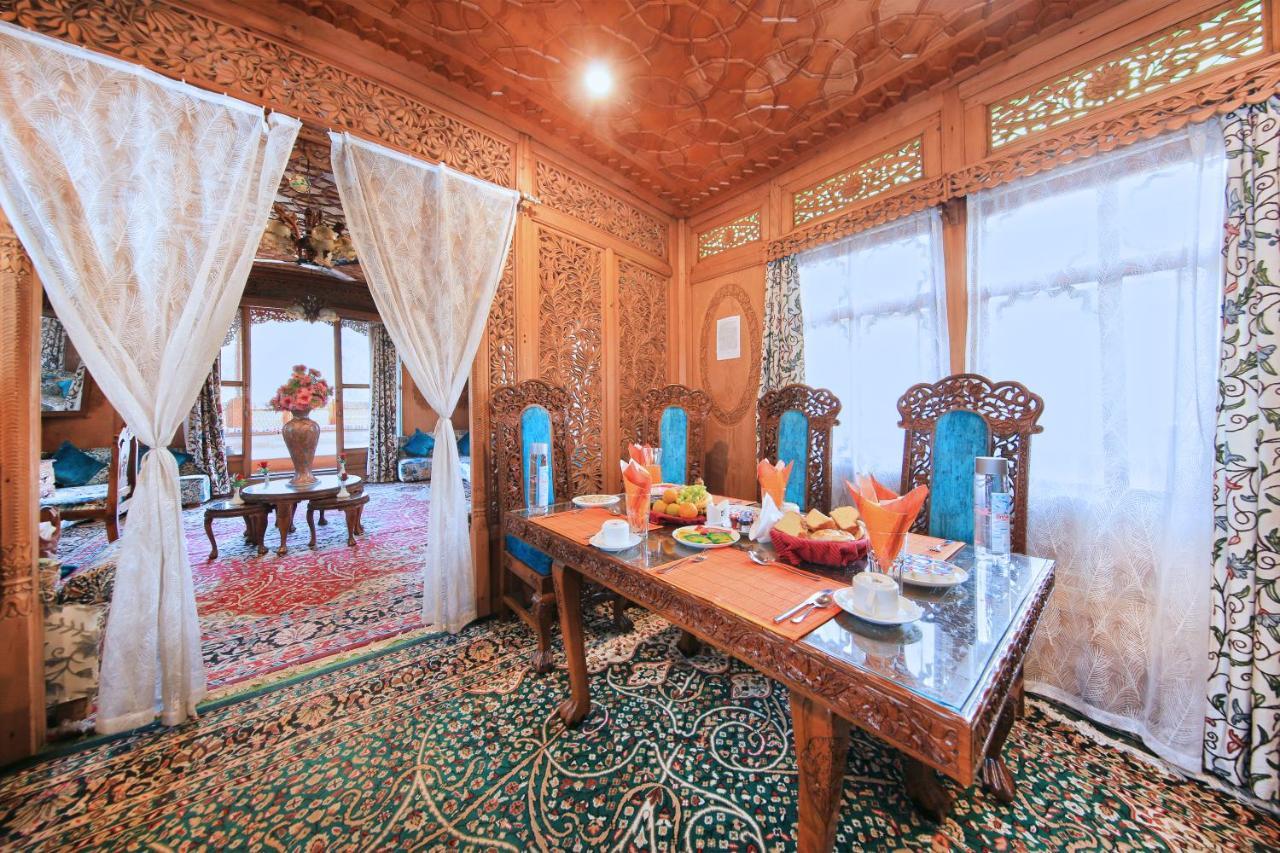 Kolu Group Of Houseboats Hotel Srinagar  Bagian luar foto